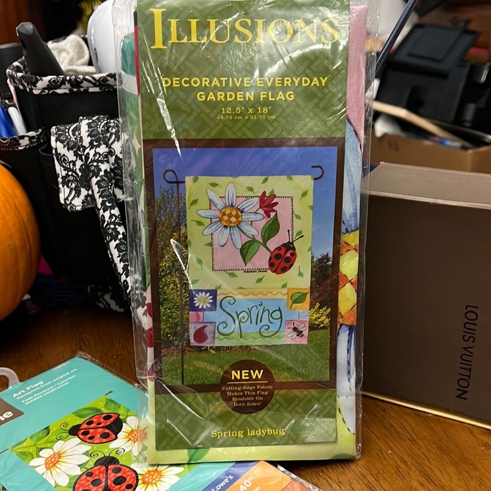 NWT ILLUSIONS lady bug spring daisy garden flag 12.5”x18”, 100% polyester